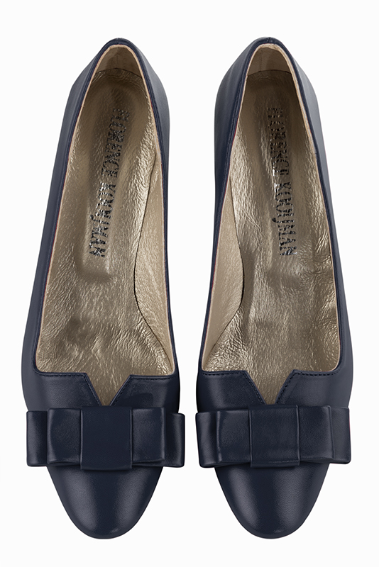 Navy blue women's dress pumps, with a knot on the front. Round toe. High kitten heels. Top view - Florence KOOIJMAN